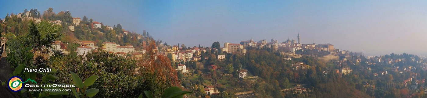 17 Da via Sudorno spettacolare vista su Citta Alta colorata d'autunno.jpg